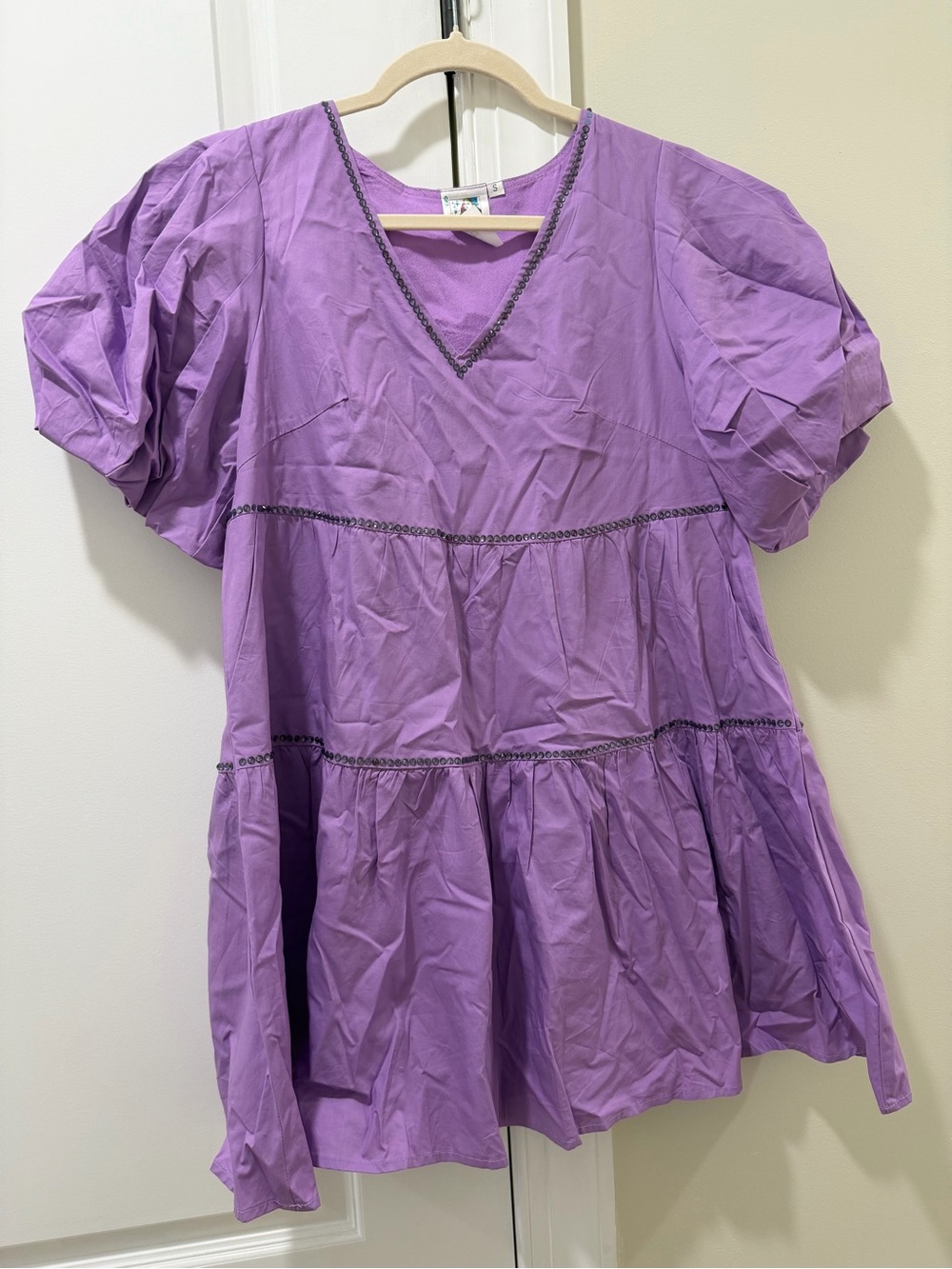 QUEEN OF SPARKLES Lavender Tiered V-Neck Puff Sleeve dress- never worn